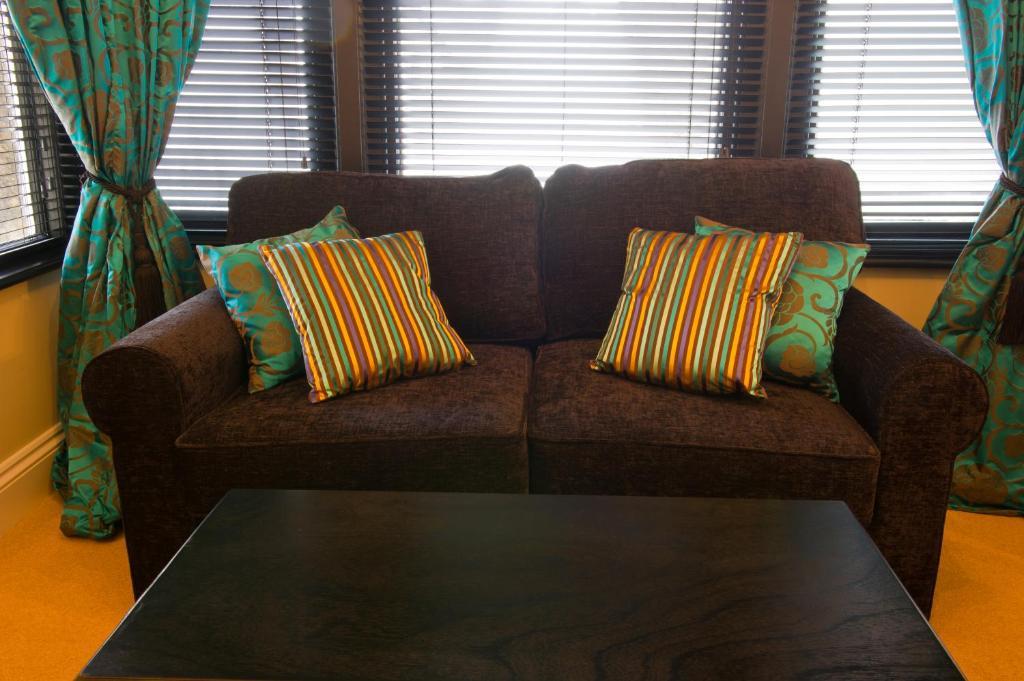 The Grafton Hotell Harrogate Rum bild A sofa with cushions
