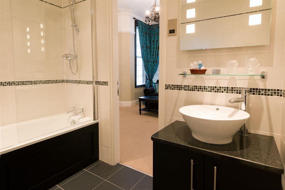 The Grafton Hotell Harrogate Exteriör bild Bathroom