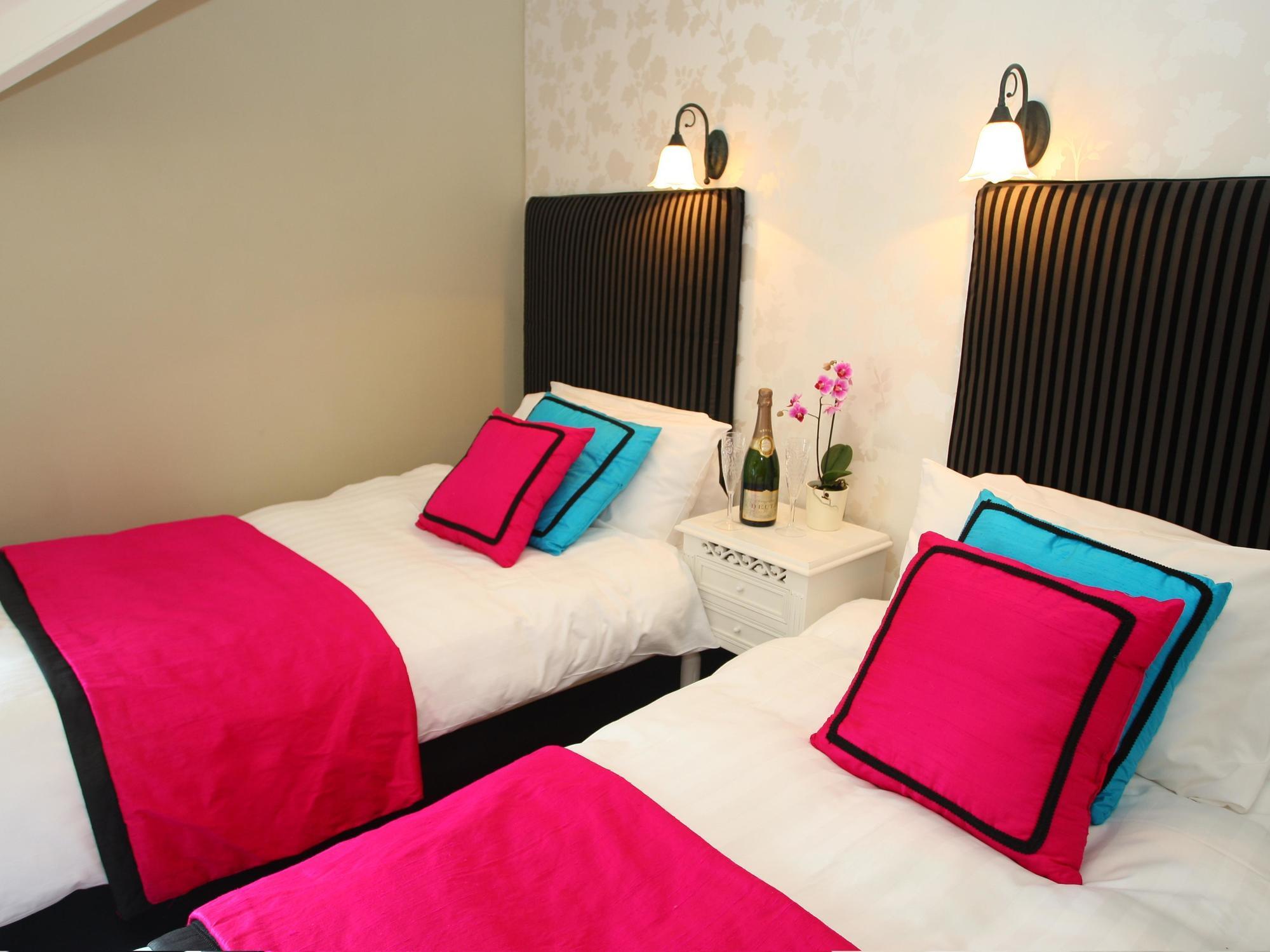 The Grafton Hotell Harrogate Exteriör bild A room at the hotel