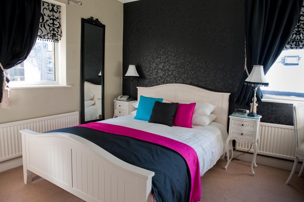 The Grafton Hotell Harrogate Exteriör bild A bedroom in the hotel