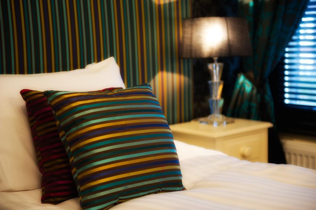 The Grafton Hotell Harrogate Exteriör bild A throw pillow