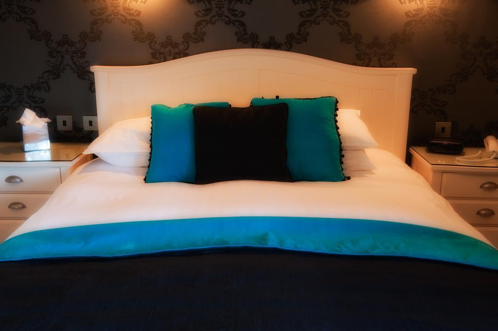 The Grafton Hotell Harrogate Exteriör bild A bed with cushions