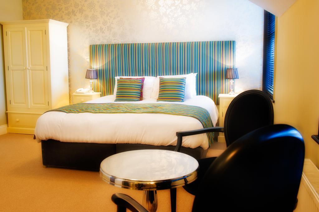 The Grafton Hotell Harrogate Exteriör bild A bedroom at the hotel