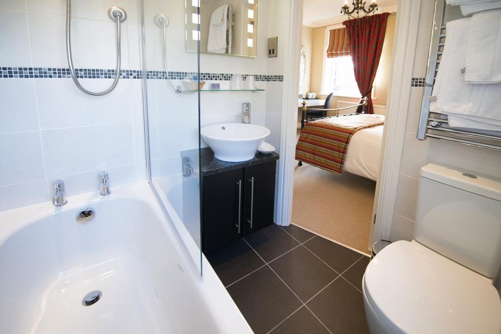 The Grafton Hotell Harrogate Exteriör bild A bathroom in a hotel