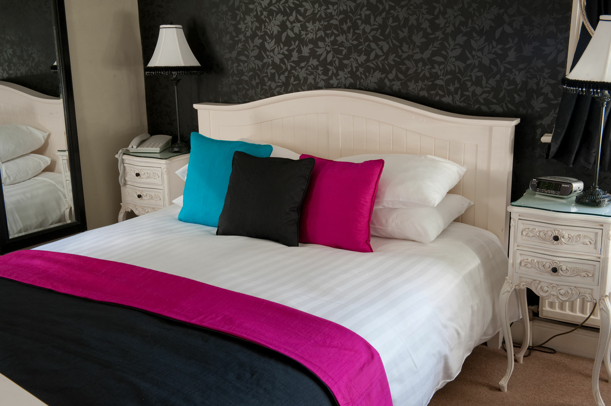The Grafton Hotell Harrogate Exteriör bild A bed with a bed runner